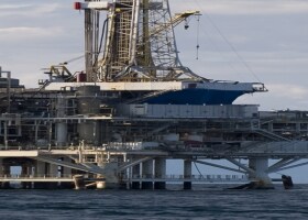 通过海上生产平台开展海底石油钻井。