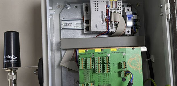 TE 的 4G/3G LTE 多频段 Phantom 天线 (TRA6927M3PB-001) 和磁铁支架以及 Lanthan 障碍灯系统 OLS2000