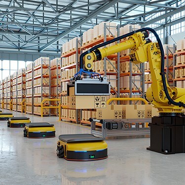 机械臂将包裹搬运到地板机器人上