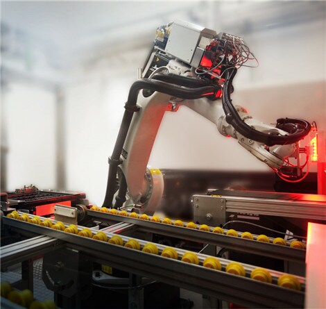 女工程师在工厂与工业协作机器人一起工作。