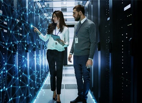 数据中心工程师走过数据中心。