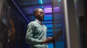 检查数据系统的工程师。