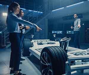 汽车工程师在设计电动汽车