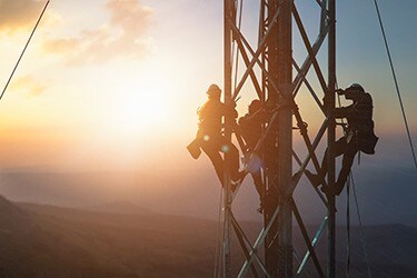 安装人员正在使用电力系统。