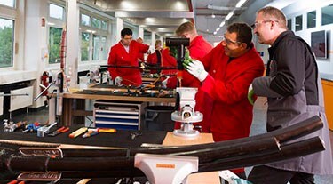 电气工程师在 TE 培训实验室中学习安装技术