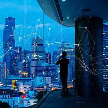 农村环境中的电气化铁路。