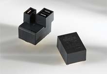 白色背景中的两个 T9G 继电器