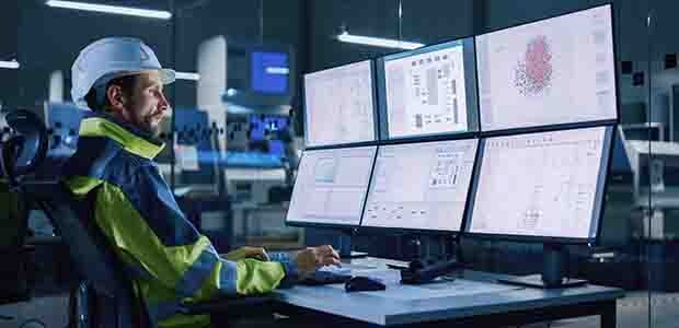 电力公司工程师监控电网的性能。