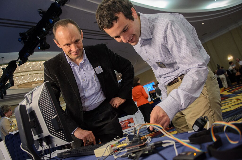 通过 TE 的创新举措，TE 工程师能够接触到新的思想和挑战，以增强他们解决问题的能力。