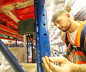 安装在分销中心的 commonSENSE 环境监测设备。