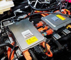 电动汽车发动机中电动汽车电池的特写。