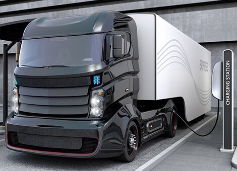 充电站中的电动卡车。