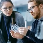 材料科学家在材料科学实验室检查 3D 打印原型。