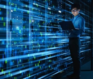 数据中心控制室的 IT 工程师运行生成式 AI 系统。