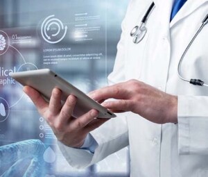 医生在平板电脑上查看患者信息。