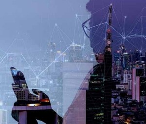 男人看着手机，背景是互连城市。