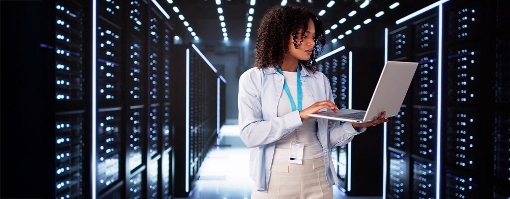 在数据中心工作的IT工程师