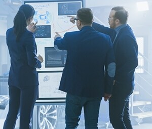 汽车调查研究实验室中的工程师。