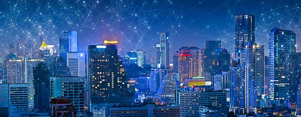 夜景中的城市，其系统已实现无缝连接。