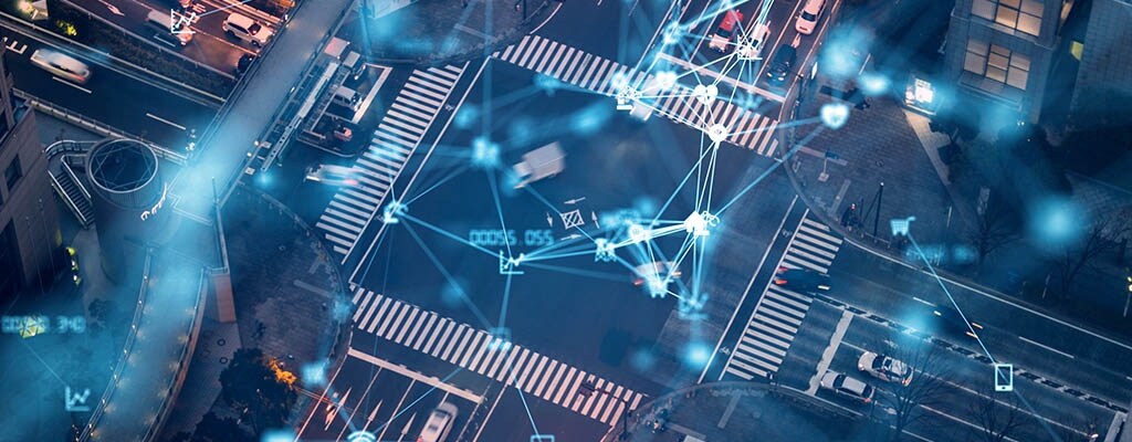 城市十字路口鸟瞰图，体现了未来无人驾驶汽车相互作用的概念。