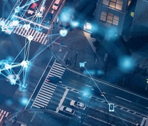 城市十字路口鸟瞰图，体现了未来无人驾驶汽车相互作用的概念。