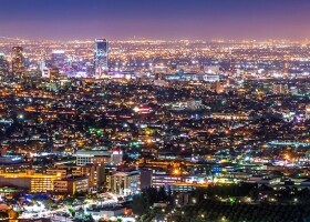 灯火通明的城市夜景