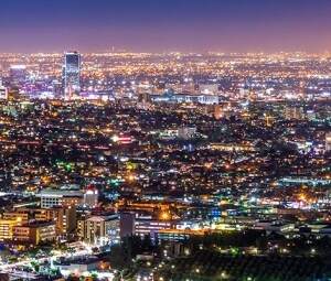 灯火通明的城市夜景