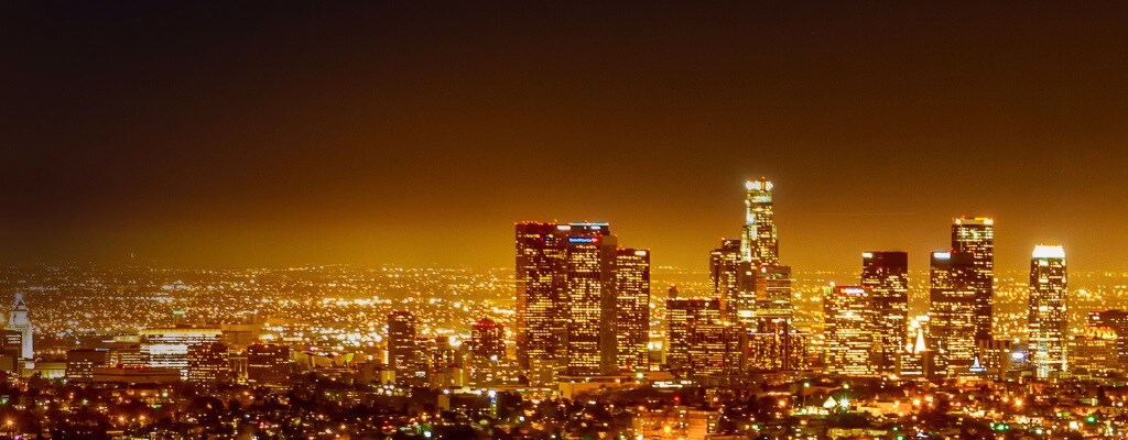 夜晚的城市，天际线上的灯光熠熠生辉。