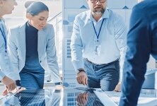 工程师们合作推动可持续发展倡议。