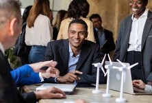 设计实验室的工程师讨论供应链动态。