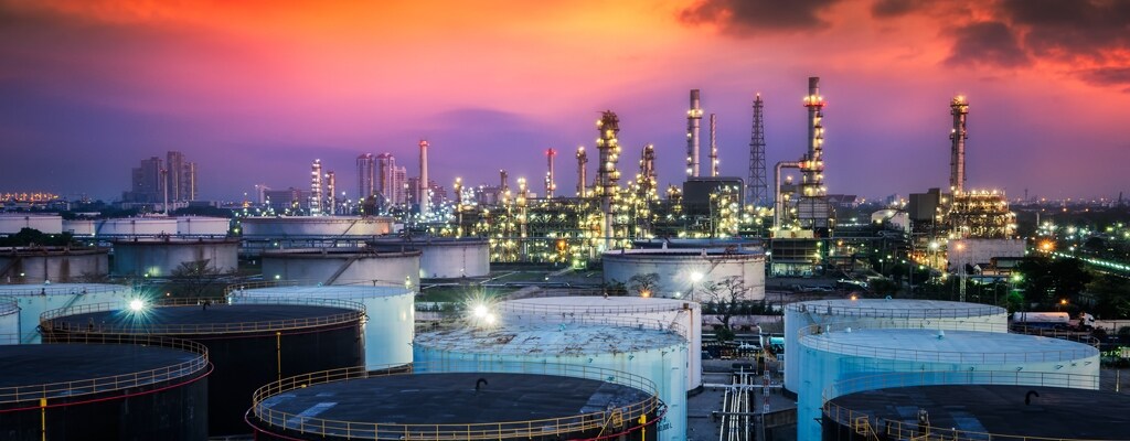 夜间炼油厂