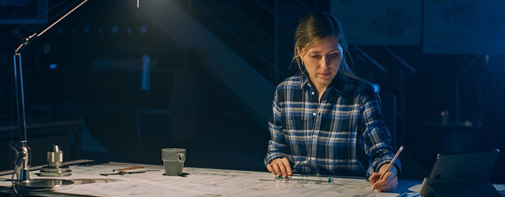 女性工程师研发新产品