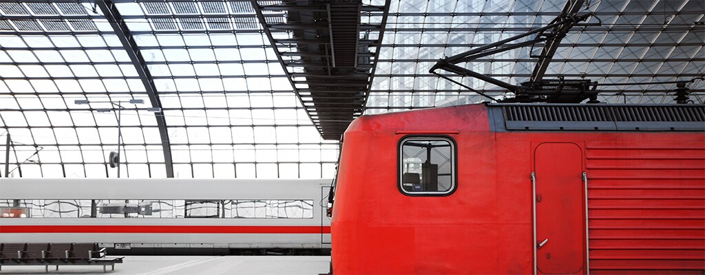 当暴露于极端气候条件下时，车顶系统需要采用高性能绝缘材料应对大气突变。