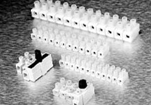 白色背景中的欧式接线端子样品