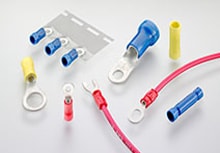 alt=白色背景中的各种 PLASTI-GRIP 端子。