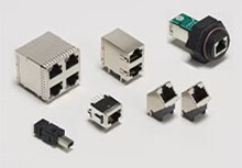 白色背景中的各种 RJ45 连接器