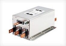 白色背景中的 Schaffner EMC/EMI 三相中性滤波器
