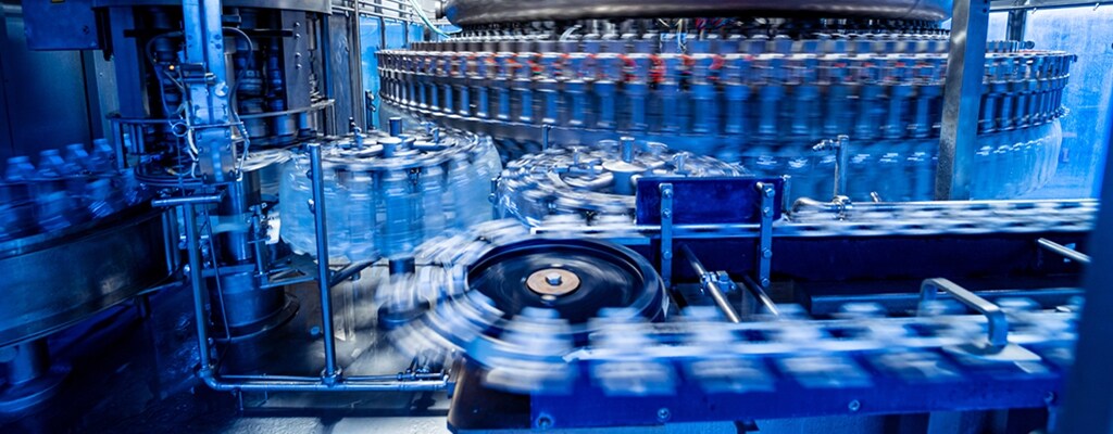 工厂中的自动化生产线。