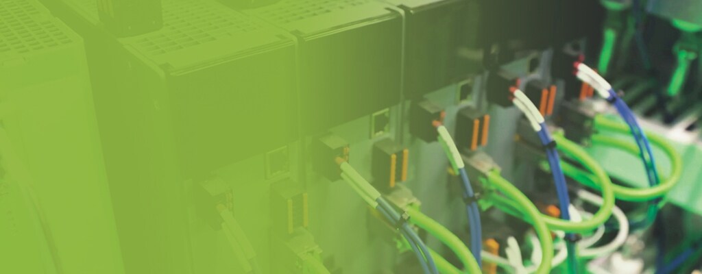 伺服驱动装置背面的连接器，带有绿色覆盖层。