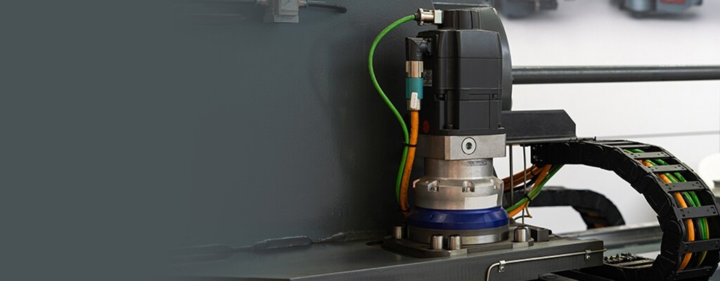 设施中使用的伺服电机的特写。