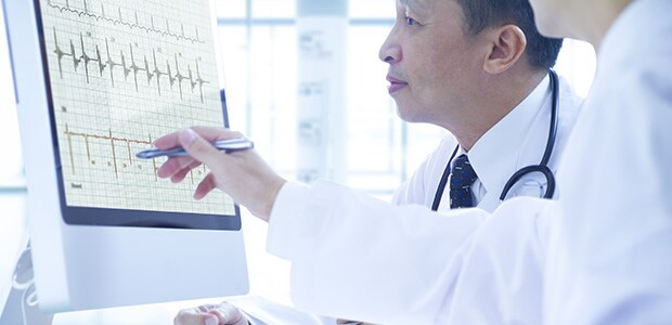 医生讨论医学测试结果。