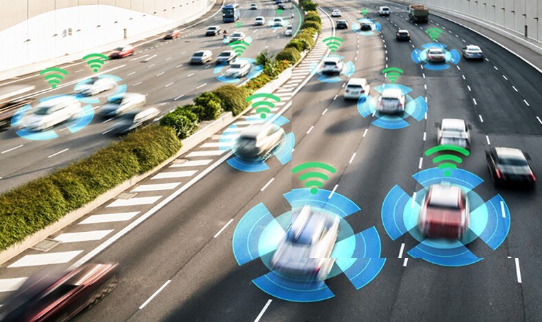 工程师在工厂里操作协作机器人。