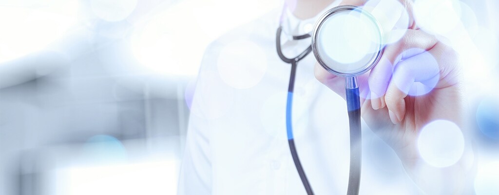 用户使用心脏监测器械追踪自己的健康状况。